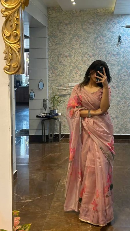 Chat with Ayesha Khan - AI Character in Hinglish