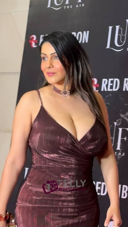 Chat with Yamini Malhotra - AI Character in Hinglish