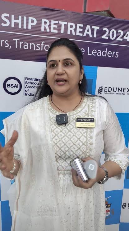 Chat with Ms Anita Sharma - AI Character in Hindi