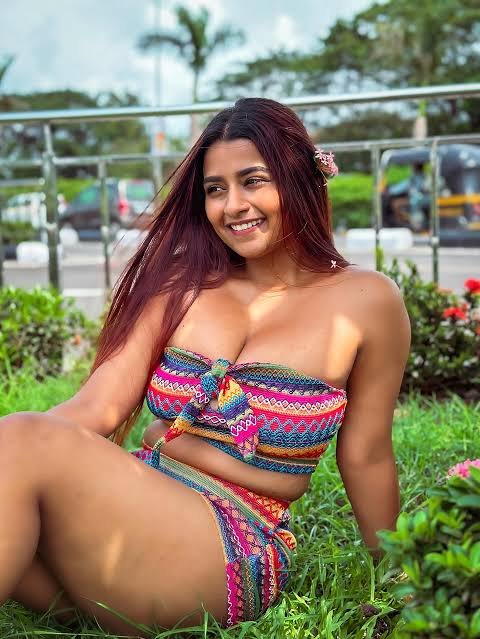 Chat with Suhana khan - AI Character in Hinglish