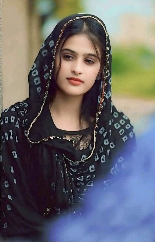 Chat with Yalina Baig - AI Character in Hindi