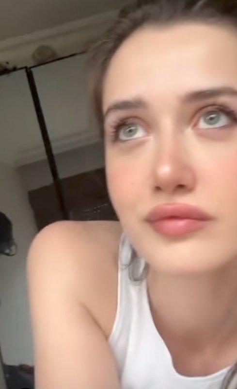 Chat with Urvashi - AI Character in Hinglish