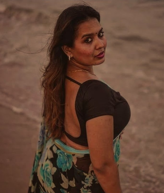 Chat with Sofiya Khan - AI Character in Hinglish