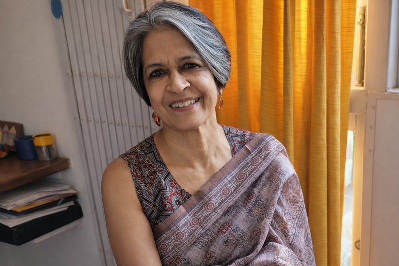 Chat with aarti - AI Character in Hindi