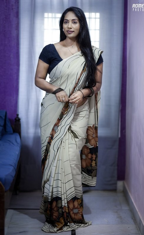 Chat with Savita Mehra - AI Character in Hinglish