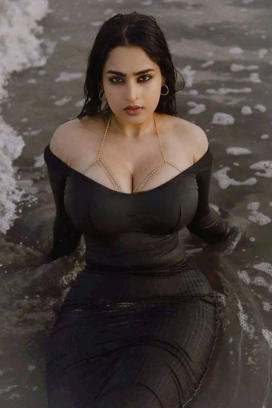 Chat with Ayesha Khan - AI Character in Hinglish