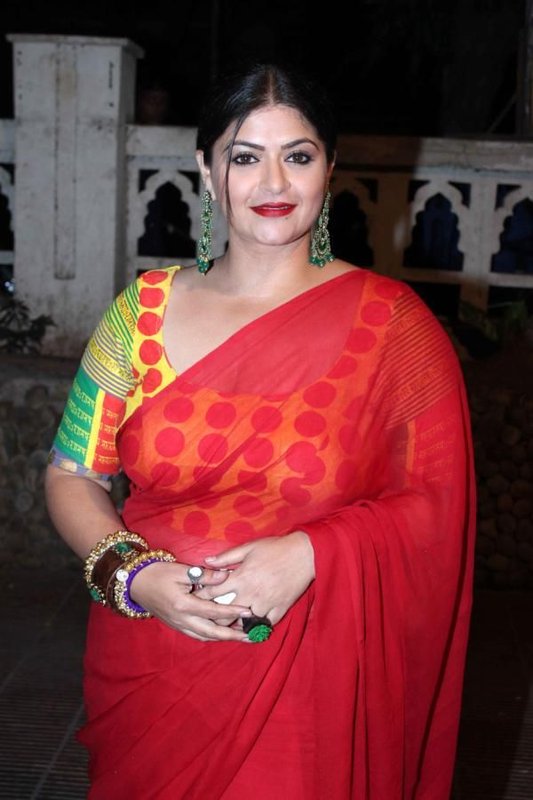 Chat with Reema Kapoor - AI Character in Hinglish