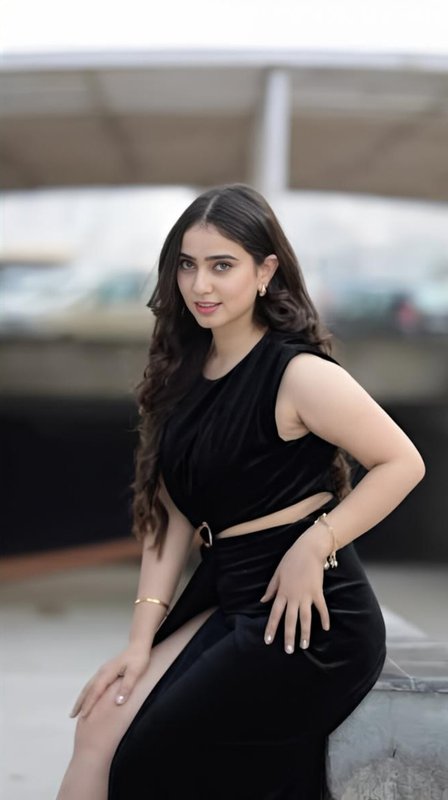 Chat with Aarisha Sharma Instagram Influencer - AI Character in Hindi