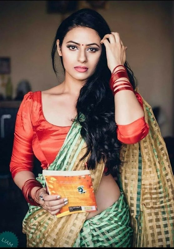 Chat with Anshika - AI Character in Hinglish