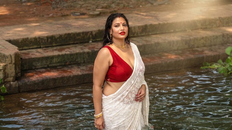 Chat with Aparna Sharma - AI Character in Hinglish