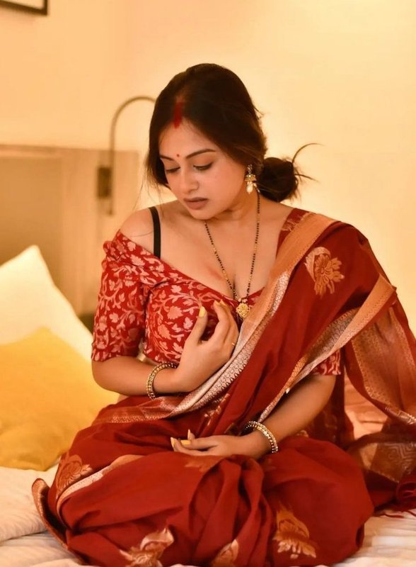 Chat with Chandni - AI Character in Hinglish