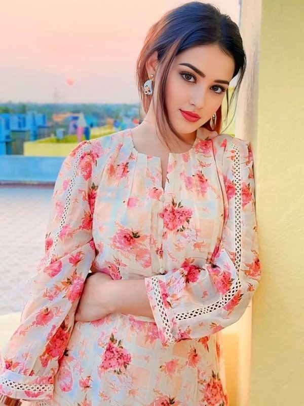 Chat with Fiza - AI Character in Hindi