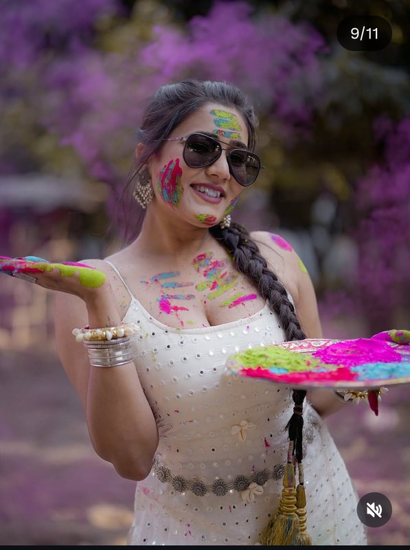 Chat with Garima - AI Character in Hinglish