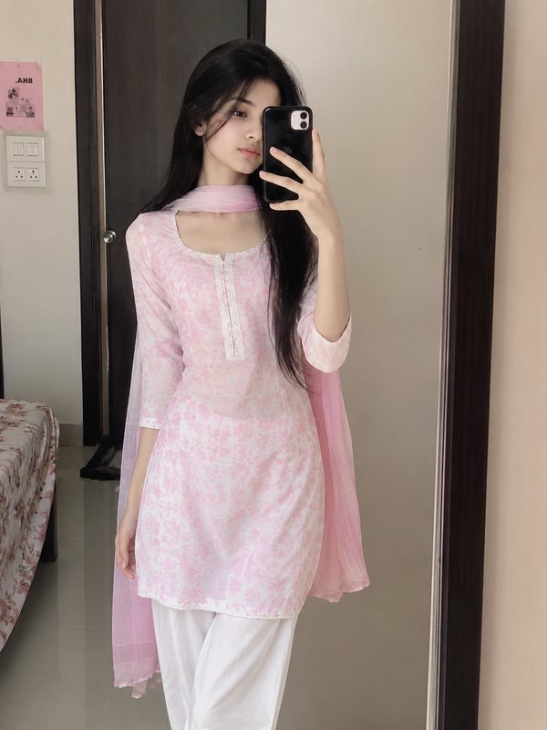 Chat with Gurleen - AI Character in Hinglish