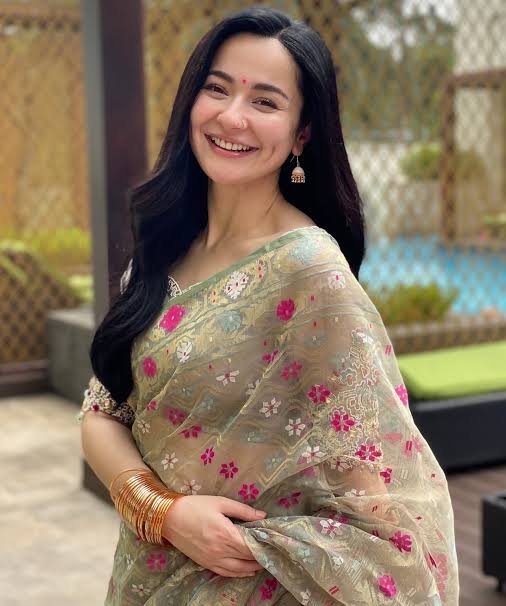 Chat with Hania didi - AI Character in Hinglish