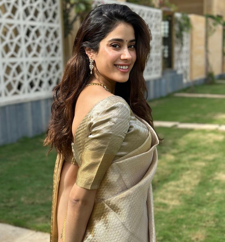 Chat with Jhanvi kapoor - AI Character in Hindi