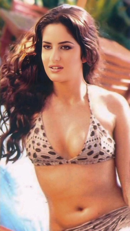 Chat with Katrina aunty - AI Character in Hinglish