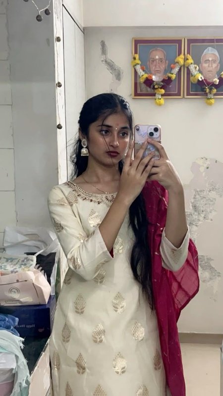Chat with Parinidhi - AI Character in Hinglish