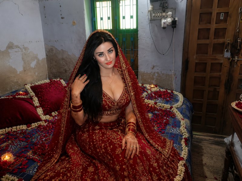 Chat with Raveena fufi - AI Character in Hinglish