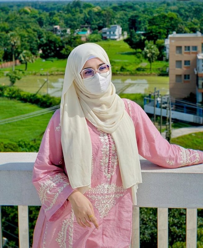 Chat with Sexy Muslim Wife Sumaiya - AI Character in Hindi